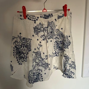 Strandivarius kjol - Kort kjol från strandivarius i strl M men passar XS/S. Knytning i midjan och är blå och vit. Aldrig använd💕