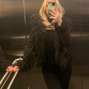  Urban outfitters jacka - (Fakepäls) använder ej längre, de vita prickarna är bara damm vilket jag såg nu i efterhand, går att borsta bort! Kan skicka nya bilder om så önskas! I fint skick