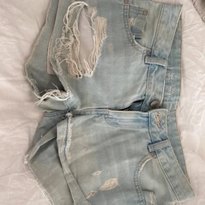 Ljusa jeansshorts med slitningar - Så fina ljusblåa jeansshorts💕🥰