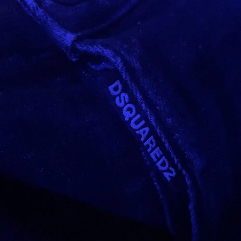 “Säljer ett par äkta DSQUARED2 jeans i storlek 46. snygga detaljer och unika inslag som gör dem riktigt exklusiva. Designen inkluderar slitningar och färgstarka detaljer för en modern och trendig look. Perfekta för dig som gillar stilrena plagg med en lyxig touch. Kan skickas eller mötas upp om du är p en nära destination– hör av dig vid intresse!” Vi kan diskutera pris . Farkut & Housut.