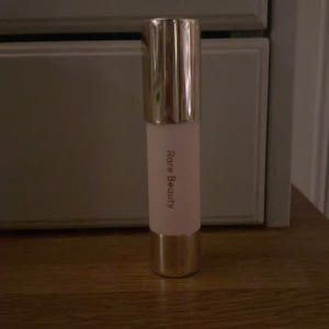 Rare beauty bronzer stick💘 - Säljer den här bronzer sticket i färgen happy sol☀️, fick i julklapp men märkte efter 1 drag att det var fel nyans, nypris 459💘 oanvänd därav priset, det kan diskuteras!