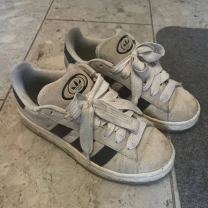 Campus 00 - Intressekoll på mina Campus 00💋Skriv om ni är intresserade, och ett rimligt prisförslag! Tvättar självklart av dem så gott det går innan frakt♥️Det är ett skosnöre som har gått upp lite, själv plastbiten som nyper ihop ändarna på snöret har gått upp på ena skon, och bara ena snörändan