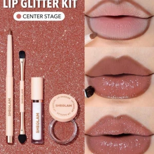 Lip Glitter Kit Center Stage från SHEGLAM - Upptäck SHEGLAMs Lip Glitter Kit i nyansen Center Stage. Setet innehåller en läppenna, en dubbelsidig applikator, ett läppglans och en burk med glittrigt puder. Perfekt för att skapa en glittrande och fyllig look på läpparna. Oanvänd säljs för 50