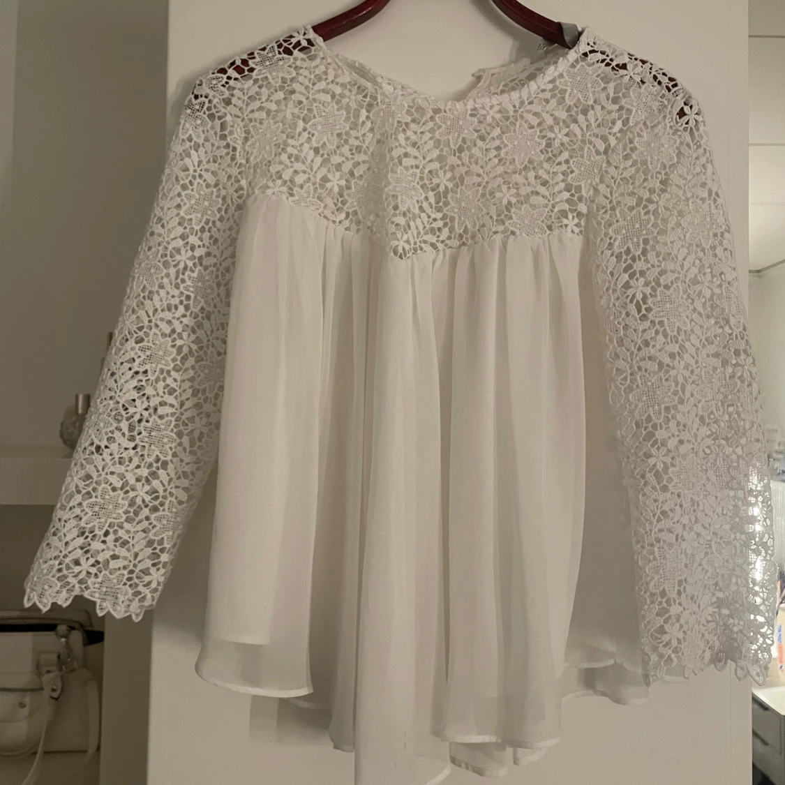 Vit blus med spetsdetaljer