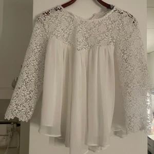 Vit blus med spetsdetaljer - Aldrig använd 