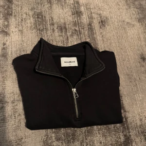 Halvzip - Woodbird - Woodbird halvzip med broderad logga fram. 