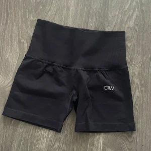 Träningsshorts seamless - Ett par träningsshorts från ICIW i färgen "DK GRAPHITE" (svart/grå). De har en ficka på baksidan och någon gummi som håller shortsen på plats💞 HELT OANVÄNDA!