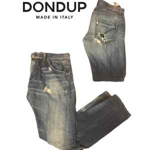 Blå jeans från Dondup - Snygga blå jeans från Dondup med slitna detaljer i storlek 36. Jeansen är i mycket gott skick, det enda är att de har ett extra hål bredvid bakfickan (se bild) vilket inte kom från ursprungliga designen, men detta spelar ingen roll enligt mig eftersom det ser ut som design. För frågor är det bara att skriva ett meddelande🙌Pris går att diskutera