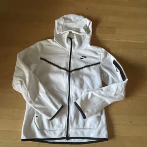 Vit Nike tech - Fet niketech som jag fick i jul men var liten. Jätte bra skick och är storleken s. Priset är inte hugget i sten