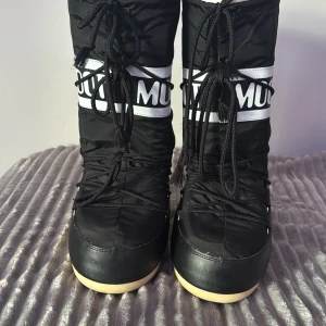 Moonboots - Säljer mina moonboots då dom ej kommer till användning längre, dom är nästan helt nya och inköpta för 2500kr ungefär från zalando de är i storlek 39-41 så passar de flesta, dom ser näst intill nya ut bara lite smuts på undersidan som går lätt bort om man tvättar, priset kan diskuteras hör av er vid fler bilder eller funderingar 💞