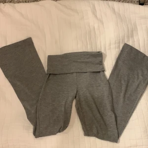 Grå yogapants från Gina Tricot - Superfina yogapants från Gina Tricot i storlek 134/140. Mycket bra skick och kostar 360kr nya. Säljer då de tyvärr är för små💕