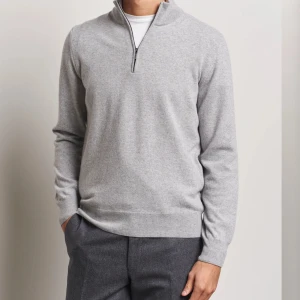 Cashmere half zip - Säljer min Morgano half zip pga att jag växt ut den. Tröjan är i väldigt bra skick. Nypris ca 2200 Den är 10% cashmire och 90% Merino ull. Tröjan är ngt mörkare grå än vad första bilden visar (se färg på bild 2 o 3). Har av dig vid frågor eller fler bilder. 