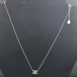 Halsband i rostfritt stål  - Elegant halsband,kedjan ärjusterbar med en liten rund platta vid låset.