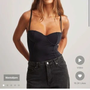 Svart microbody - Snygg svart body perfekt med jätteskönt material och passform! Säljer 3 st oanvända, i storlek 75A, 75B och 80B🙌🏼 Slutsåld på hemsidan! Skriv vid intresse😊