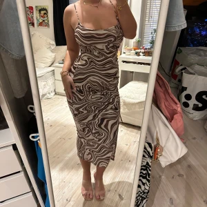 Mönstrad maxiklänning  - Så snygg mönstrad klänning med slits man själv kan ändra hur hög!! Perfekta långklänningen med smala axelband ❤️endast använd 1 gång