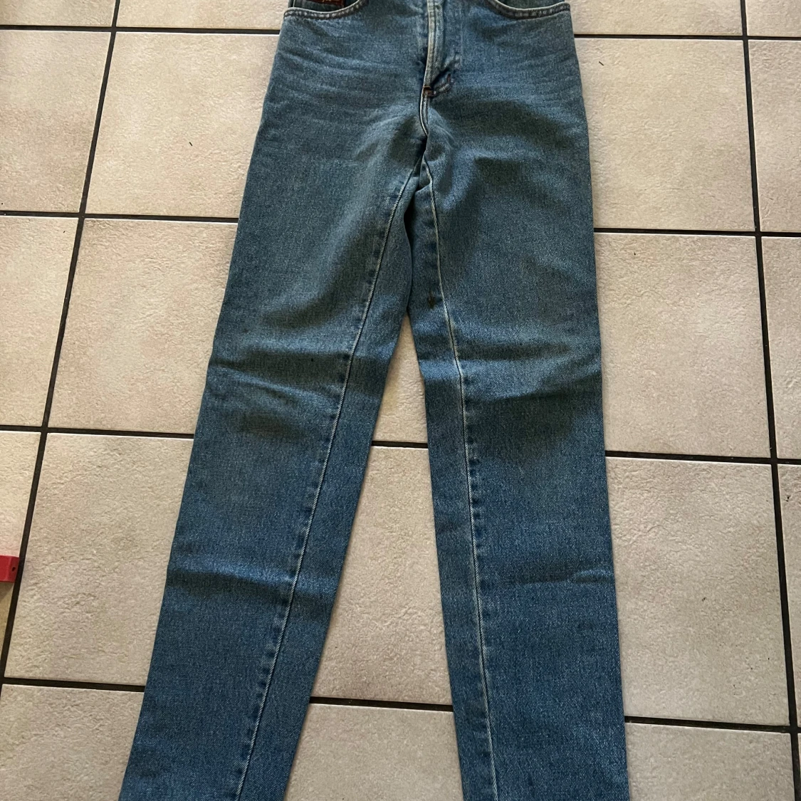 Blå jeans med patchar från Style Jeans - 91