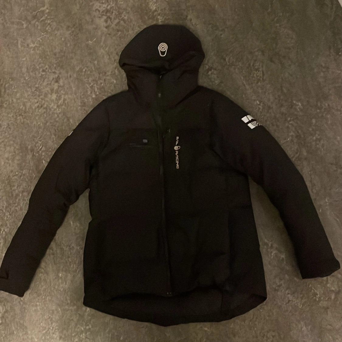 Svart dunjacka från Sail Racing