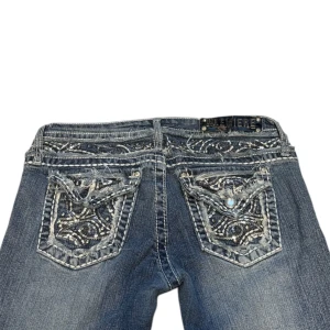 Jeans - Saknar en knapp på vänster ficka. Midjemått rakt över : 38,5cm innerbenet: 81,5cm Ytterbenet: 101,5cm. Kontakta vid intresse och frågor!
