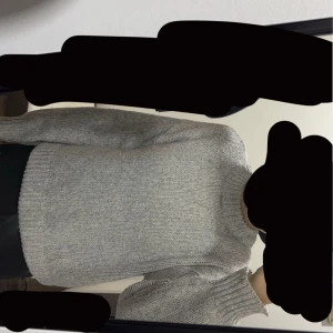 Grå stickad tröja  - Jag säljer en jättefin grå stickad tröja från Lager 157. Den har en jättebra stickning och är verkligen jättesnygg. Tyvärr kommer den inte till användning för mig. Se gärna bilden för att se hur den ser ut!💕💕💕