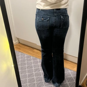 lågmidjade jeans - jättefina trendiga jeans! midjemått: ca 39,5 innerbenslängd: ca 78 står strlk 40 men passar 38