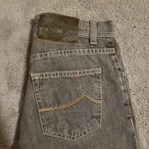 Jacob Cohen  - Snygga jeans i bra skick storlek 30 passar dig runt 175-180 ungefär Nypris: 6000kr
