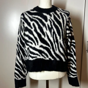 Fluffig stickad zebra tröja  - Stickad zebra tröja. Storlek m men passar xs-s bättre om man inte vill ha den tajt. Köp sker via köp nu, jag postar inom 24h. Kvar tills markerad såld 