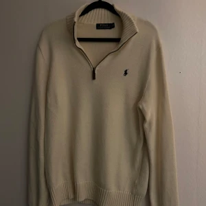 Beige tröja från Ralph Lauren - Säljer en stilren beige tröja från Ralph Lauren med dragkedja och klassisk krage. Tröjan har en liten skada armen som man knappt lägger märket till! Skick 9/10. Nypsris: 2599. Mitt pris:899! Kan gå ner vid smidig afärr!🤩