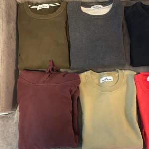 Flera tröjor från Stone Island - Säljer flera tröjor från Stone Island. Alla är i storlek XL.. Mörkgrön sweatshirt - använd, bra skick  Mörkgrå sweatshirt - använd, bra skick  Vit sweatshirt - använd, bra skick Vinröd hoddie - knappt använd, bra skick Beige sweatshirt - aldrig använd Olivgrön sweatshirt - aldrig använd Korall sweatshirt - aldrig använd  Svart sweatshirt - använd, sämre skick  Marinblå sweatshirt- använd, sämre skick 