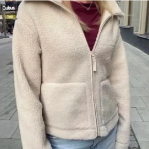 TEDDYJACKA HM - Beige teddyjacka från h&m i strl xs💓💓bilden är lånad, skriv för egna - pris går att diskutera!🌸