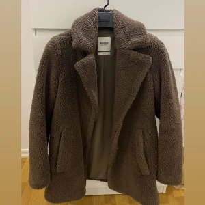 Dobber teddy jacka- MQ - Knappt använd, jätte varm och mysig jacka från MQ. Stolek S, säljer den pga den är lite för stor på mig (är normalt storlek xs på jackor), annars är den super fin. Orginalpris: 1299kr
