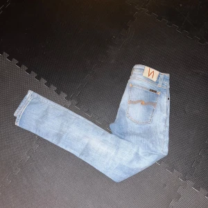 Ljusblå Nudie Jeans - Tjena! Säljer dessa tvär feta nudie jeans då jag köpte fel storlek. Jeansen har inga defekter och ser nya ut.  Storlek 29/32 men har mindre passform än de flesta andra så de passar även om man har mindre storlek. Nypris runt 1800. Hör av er om minsta fråga! (Pris kan diskuteras)