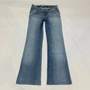 Lågmidjade ljus blå jeans från only - Kan INTE visa de på då de inte passar mig❤️! Midja: 32 cm plus lite extra stretch, gren: 16 cm, innerbenslängd 70 cm. De är uppsydda av föra ägaren! Kan inte hitta storleksmärkningen men uppskattas mot w22, w23. Kan sänka priset vid snabb affär!!