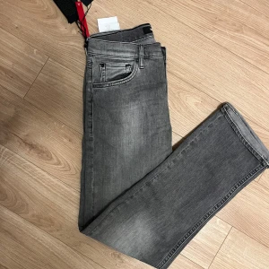 Replay jeans - Snygga grå jeans från Replay med en klassisk femficksdesign. De har en normal passform och är tillverkade i ett slitstarkt denimtyg. Perfekta för en stilren look. Storlek är 158cm men passar mig som är 169cm. Skriv gärna vid funderingar och snabbaffär🕺