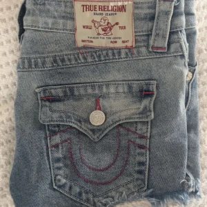 Jeansshorts från True Religion - Snygga lowrise jeansshorts från True Religion men rosa sömmar!❤️