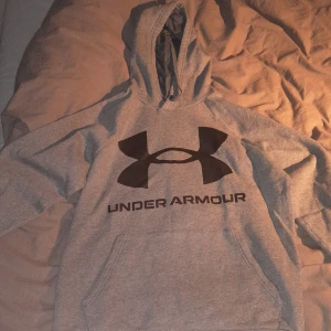 Under Armour hoodie - Grå Under armour hoodie knappt använd 