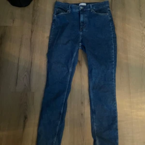 Blå jeans från H&M - Snygga blå jeans från H&M i storlek 46. De har en klassisk femficksdesign och en bekväm passform. Perfekta för en avslappnad stil.