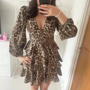 Leopard klänning med volanger - Superfin leopard v-ringad leopard klänning med volanger. Använd endast en gång och är i toppen skick!💘