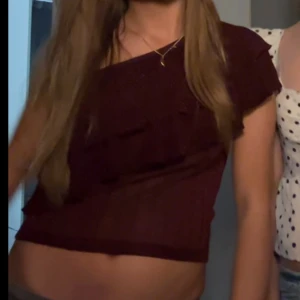 Vinröd volangtopp - Snygg fest topp från Mango💓Storlek S och i väldigt bra skick. Den är one shoulder och lite glittrig. Så fin men rensar just nu. Skriv vid frågor eller köp direkt 