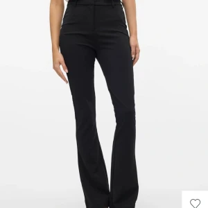 Raka kostymbyxor - Svarta raka kostymbyxor från Vero Moda. Storlek S, längd 30. Bra skick!