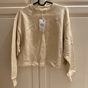 Beige tröja  - Beige tröja från Mango, aldrig använd med prislapp kvar💕