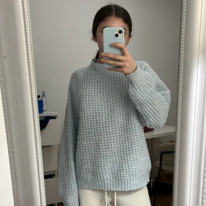 Blå stickad tröja  - Jättefin oanvänd stickad tröja