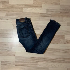 Jack & Jones jeans - Snygga svarta Jack & Jones med slitningar. Storlek 30/32. Skickar helst med PostNord. 