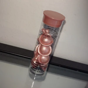 Elizabeth Arden - RETINOL + HPR CERAMIDE CAPSULES RAPID SKIN RENEWING SERUM - Ny/oöppnad, innehåller 7 kapslar.         ”Suitable for all skin types, even sensitive skin •Groundbreaking, encapsulated gel serum •Closest in activity to RX strength Retinoic Acid •Biodegradable and dermatologist tested •Potent yet gentle skin renewing serum visibly reduces wrinkles •Firms and tones skin without irritation •Offers sustained released which makes it gentler than over the counter retinol             •Visibly reduces lines and wrinkles in 7 days 10X more potent than pure retinol” 