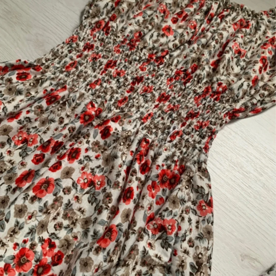 Blommiga blusar  med smockdetaljer - 1