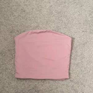 Ljuslila tubtopp  - Säljer en ljuslila tubtopp ifrån Bikbok i storlek xs, mjuk och bekväm samt gummi på sidorna för att hålla den på plats. Aldrig använd. Pris går att diskuteras, för fler bilder eller frågor skriv privat💕