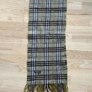 Burberry halsduk - Tjenare! Vi säljer nu denna sjukt coola burberry halsduk med 100% kashmir. 