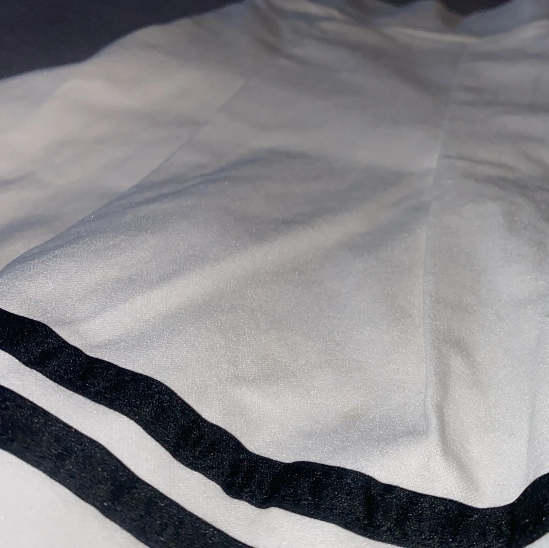 Vit kortkjol med svarta ränder - 1