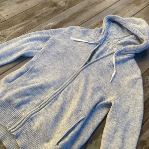 Grå stickad hoodie - Säljer en stilren grå stickad hoodie med dragkedja och huva. Storlek L. Pris 299 eller kom med bud! BVSA💰💰💰