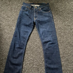 Mörkblå Nudie Jeans - Feta mörkblåa jeans från Nudie, säljer pga de är för små. Nypris runt 1600 hör av dig vid frågor