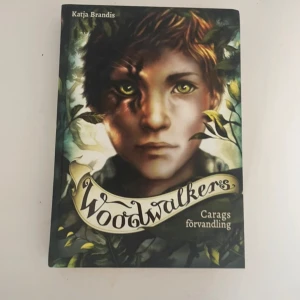 Woodwalkers: Carags förvandling - Boken 'Woodwalkers: Carags förvandling' av Katja Brandis handlar om Carag, en woodwalker som är hälften puma, hälften människa. Han börjar på Clearwater High där han möter nya vänner och upptäcker hemligheter. Första delen i Woodwalkers-serien.